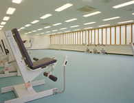 117348 Interieur van het Revalidatiecentrum De Hoogstraat (Rembrandtkade 10) te Utrecht: sport- en fitnesscentrum.